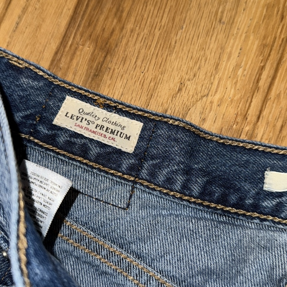 Women's Levi’s Denim Shorts - Picture 3 of 4